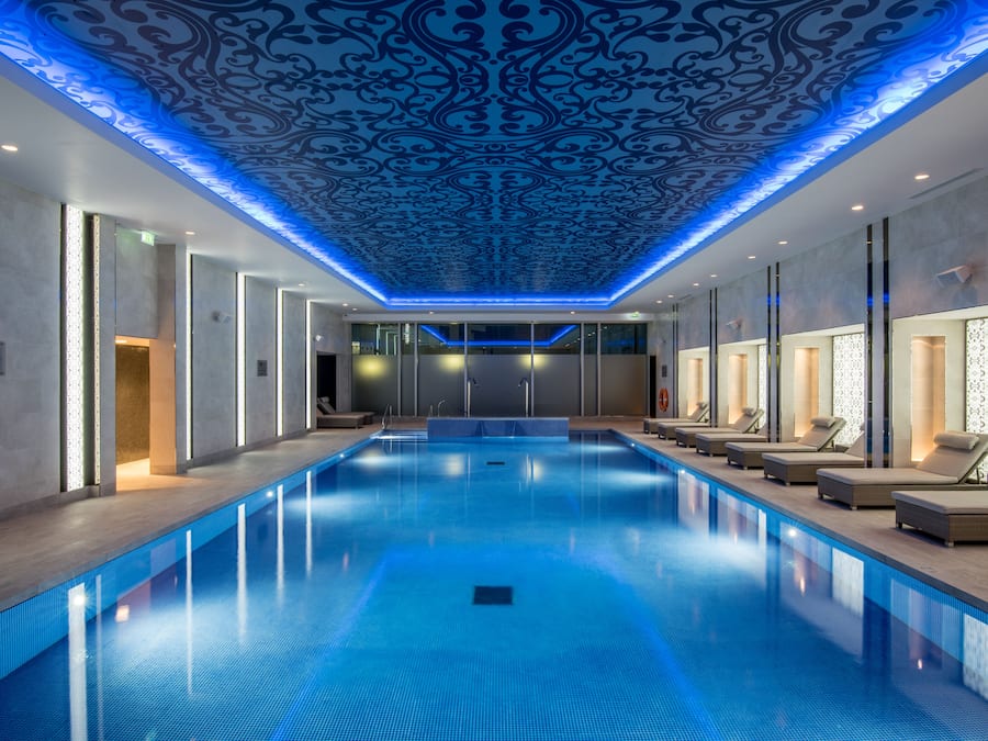 Kolam renang indoor, dengan kursi berjemur