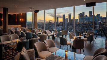 3 restaurants, breakfast, lunch, dinner served; local cuisine