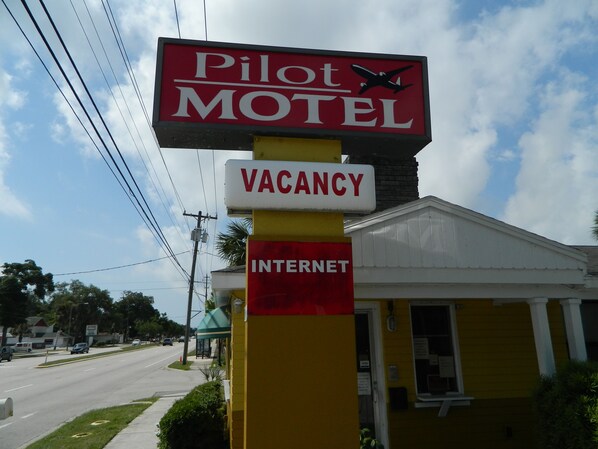 Señal del motel Pilot que indica disponibilidad y conexión a internet.