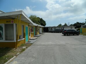 Free self-parking - Tropizar Motel (Holly Hill)