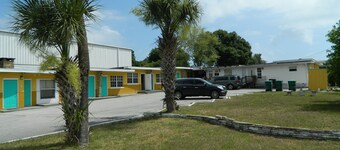 Tropizar Motel