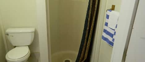 Standardzimmer, 2 Doppelbetten | Badezimmer | Dusche, kostenlose Toilettenartikel, Handtücher
