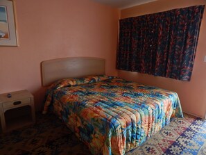 Rollaway beds, free WiFi, bed sheets - Tropizar Motel (Holly Hill)