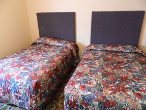 Rollaway beds, free WiFi, bed sheets - Tropizar Motel (Holly Hill)