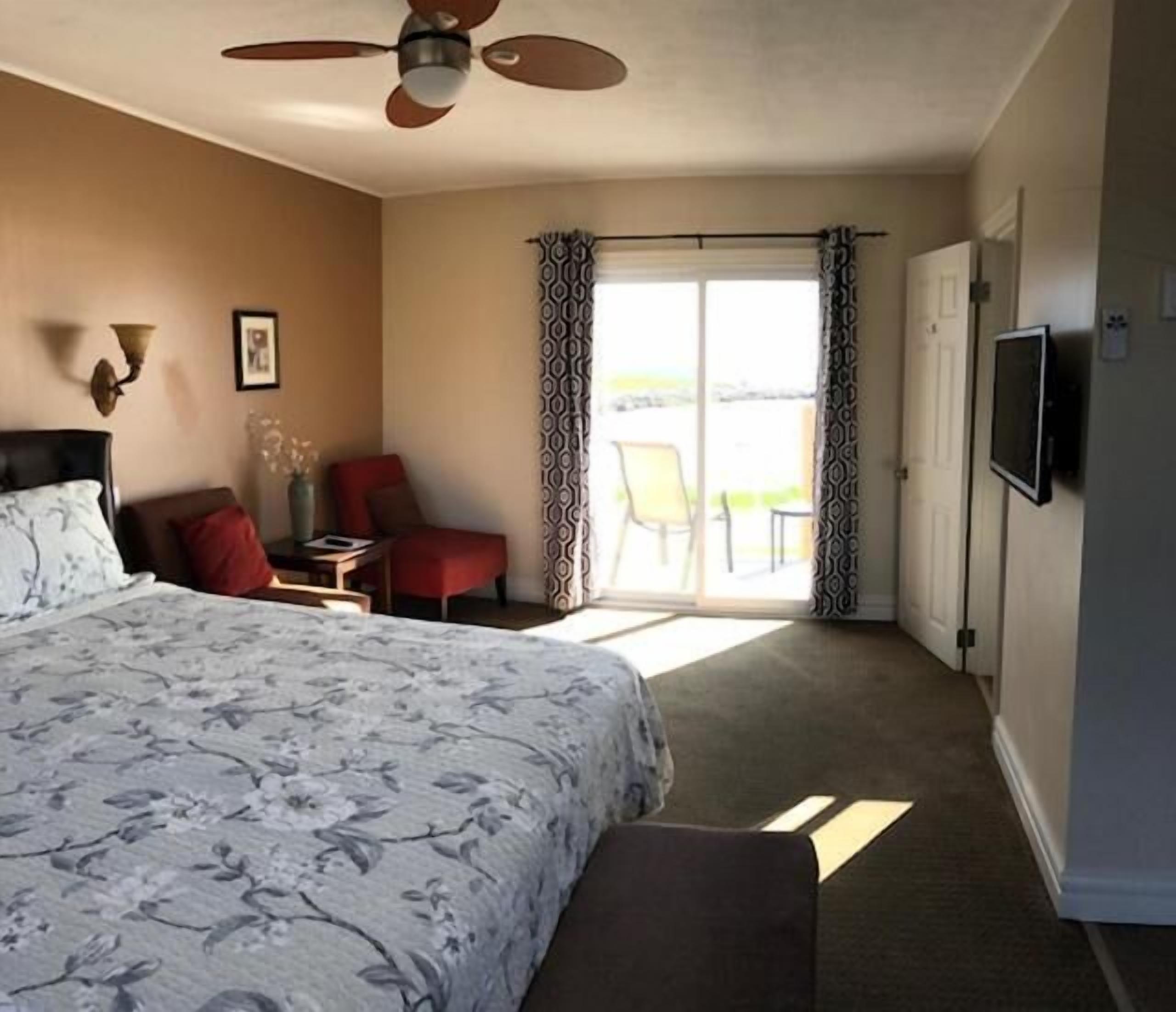 Desk, blackout drapes, iron/ironing board, free WiFi