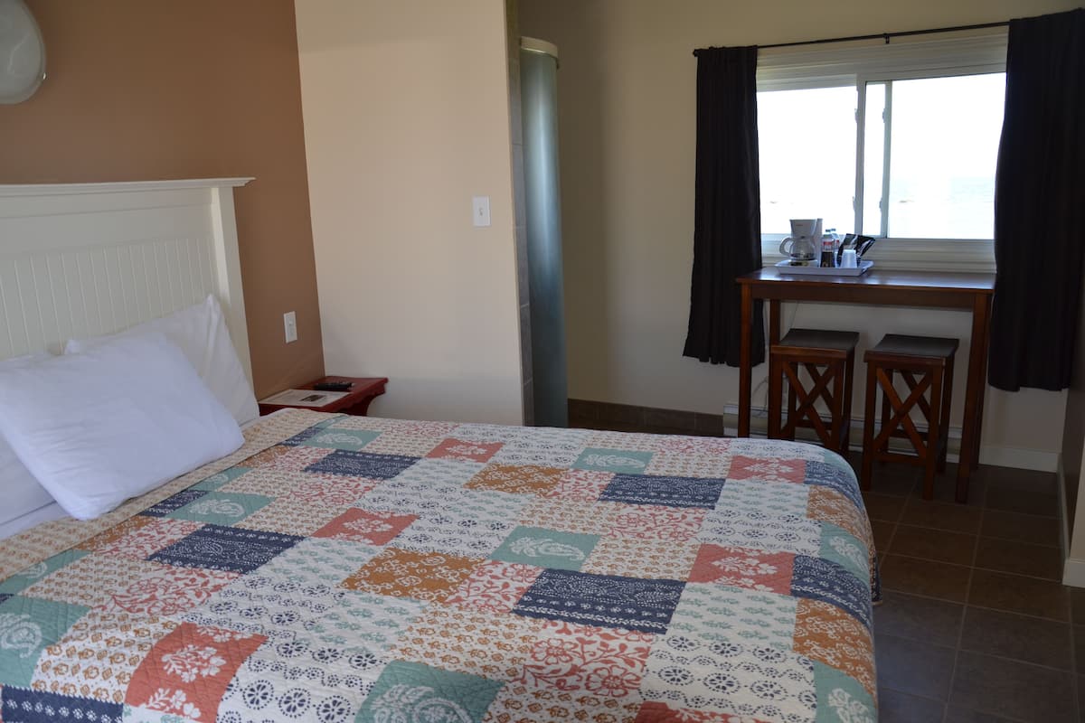 Eenvoudige kamer, 1 queensize bed, uitzicht op oceaan | Een bureau, verduisterende gordijnen, een strijkplank/strijkijzer