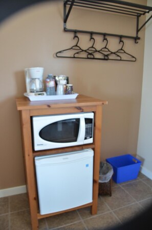 Fridge, coffee/tea maker - Clifty Cove Motel (Indian Harbour)