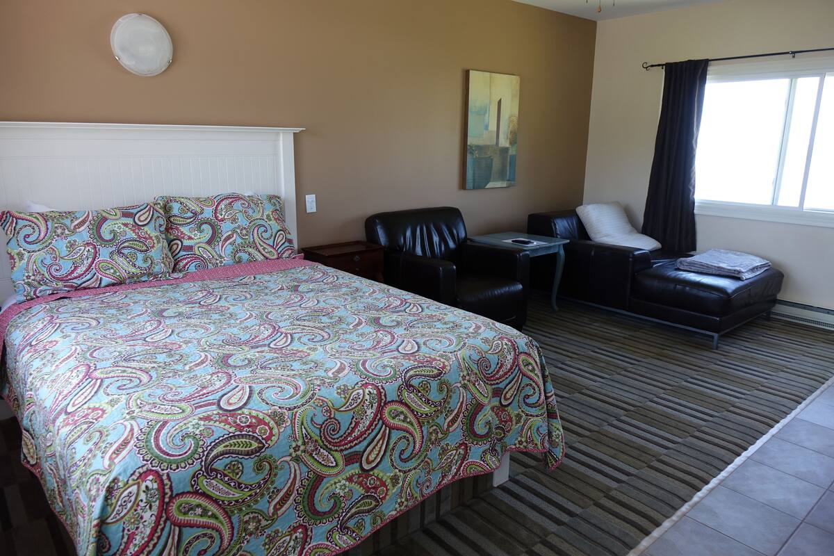 Comfort Room, 1 Queen Bed, Ocean View