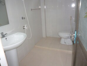 Chambre Double Standard, 1 très grand lit | Salle de bain | Douche, articles de toilette gratuits