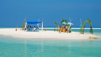 På stranden, sportdykning, snorkling och vattenskidåkning