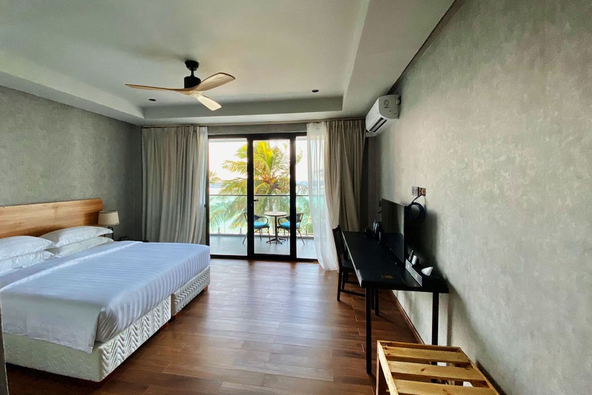 Ocean View Double Room | Minibar, una cassaforte in camera, una scrivania, postazione laptop