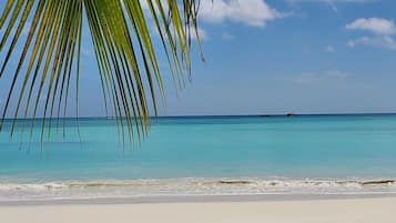 På stranden, vit sandstrand och kajakpaddling