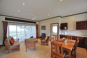 Refrigerador con congelador, microondas y parrilla de estufa 