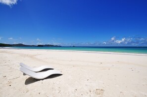 Am Strand, weißer Sandstrand, Kajakfahren