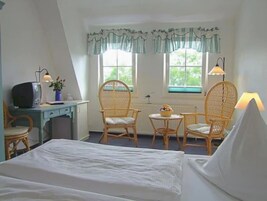 Minibar, caja de seguridad en la habitación y escritorio 