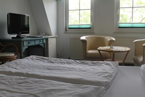 Minibar, in-room safe, desk, soundproofing - Hotel Gastmahl des Meeres (Sassnitz)