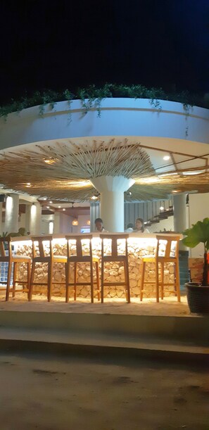 Poolside bar - The Beach House Resort (Gili Trawangan)