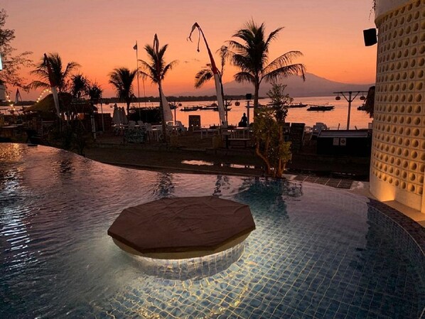 Outdoor pool, sun loungers - The Beach House Resort (Gili Trawangan)