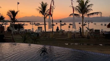 Hồ bơi ngoài trời, ghế dài tắm nắng