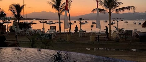 Una piscina al aire libre, tumbonas