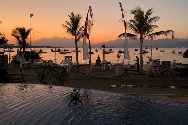 Piscina externa, espreguiçadeiras