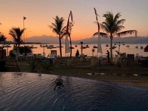 Outdoor pool, sun loungers - The Beach House Resort (Gili Trawangan)