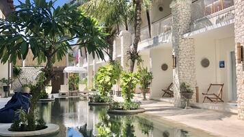 Außenpool, Liegestühle