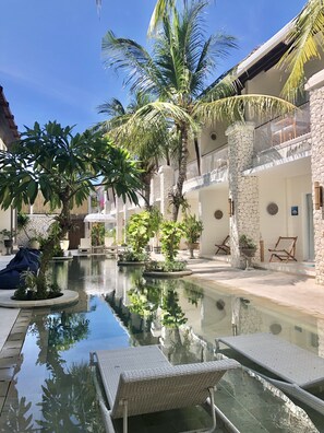 Piscine extérieure, chaises longues