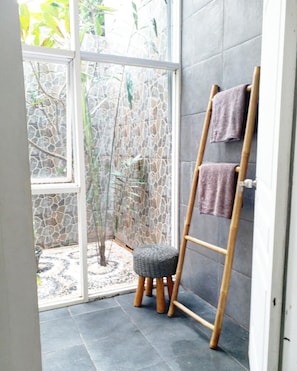 Superior Room | Bathroom | Shower, free toiletries, bidet, towels