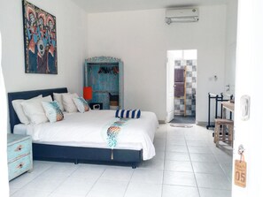 In-room safe, desk, rollaway beds, free WiFi - Dejavu Hotel (Gili Trawangan)