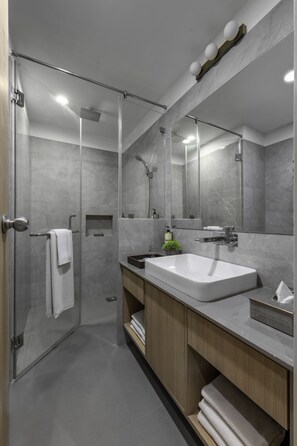 Regadera, regadera tipo lluvia, amenidades de baño gratuitas, pantuflas 