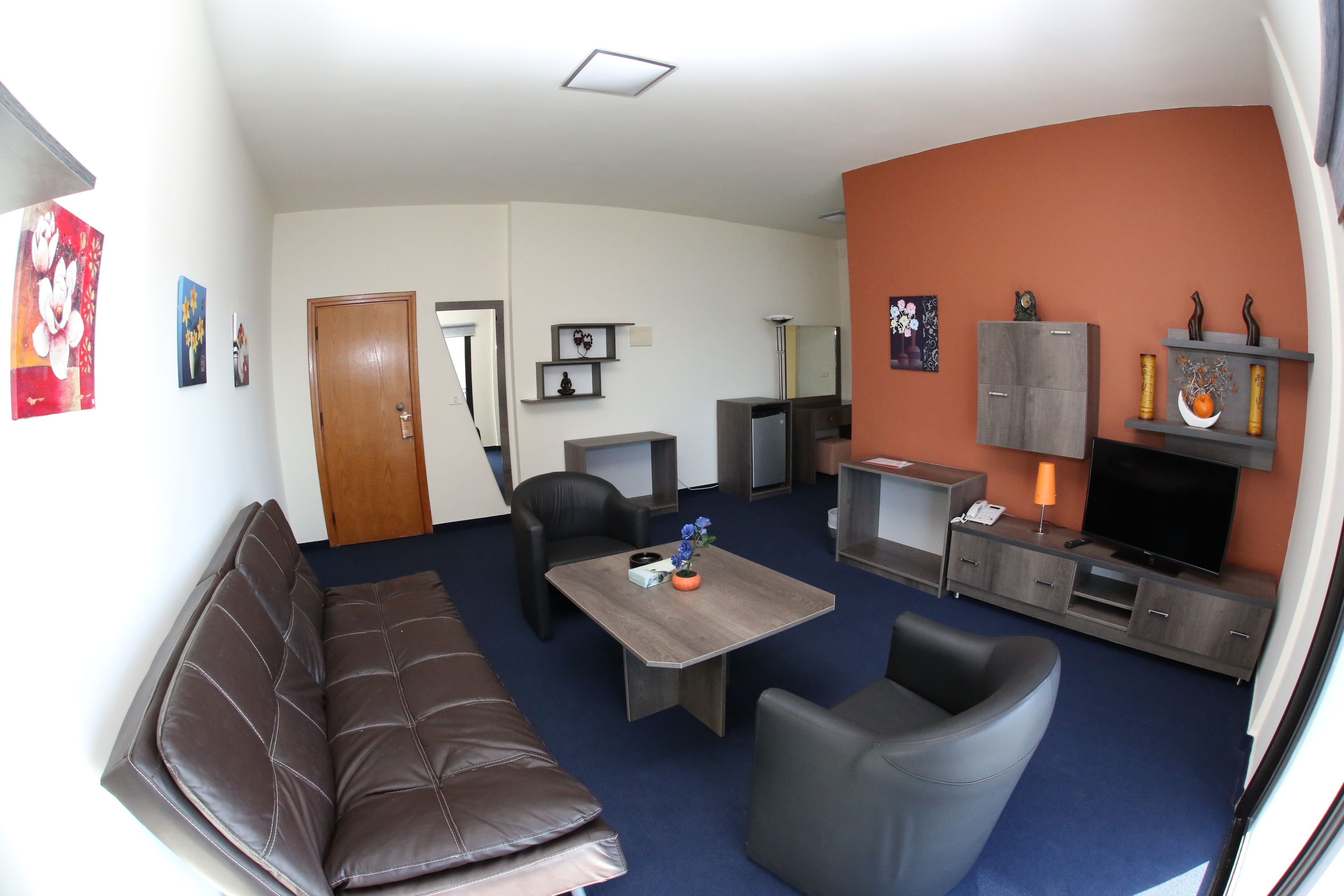 deluxe suite, ocean view | living room | flat-screen tv