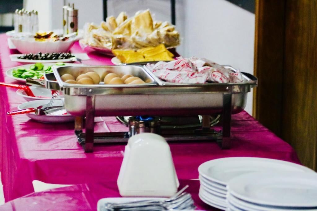 Une table de buffet garnie de divers plats et d’ustensiles.