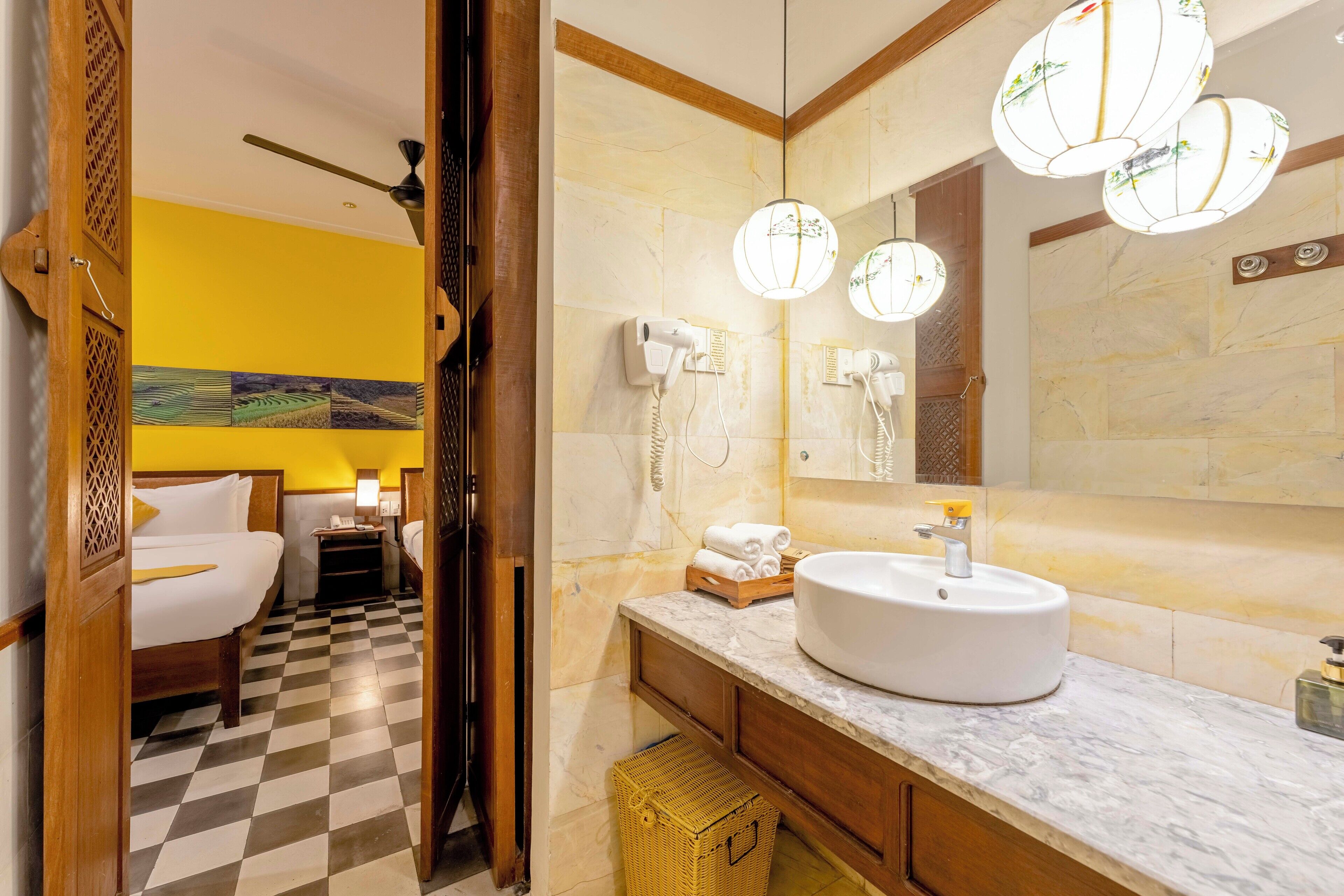 family quadruple room | bathroom | shower, free toiletries, bathrobes, towels