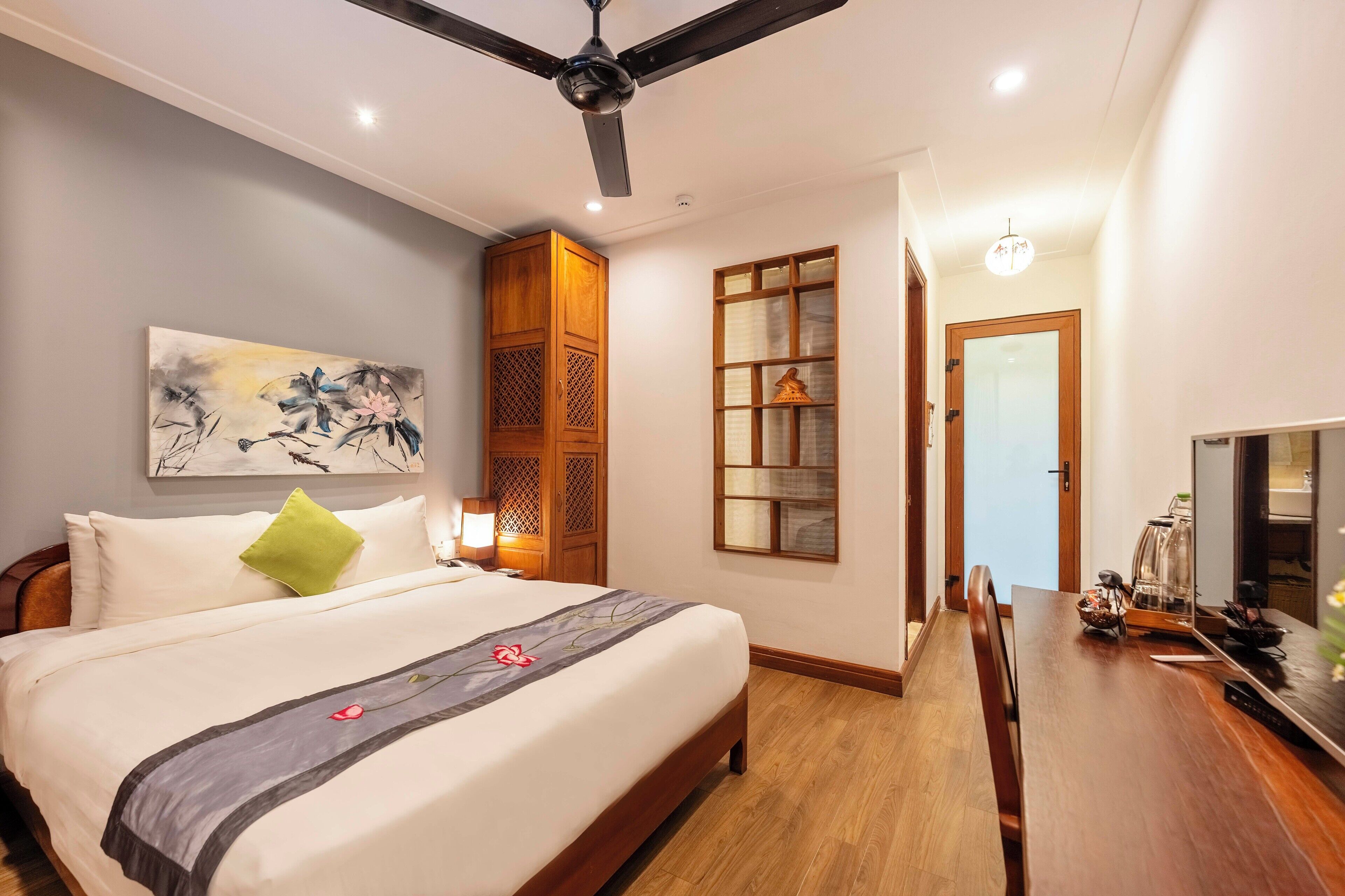 deluxe double room | 1 bedroom, minibar, desk, free cots/infant beds