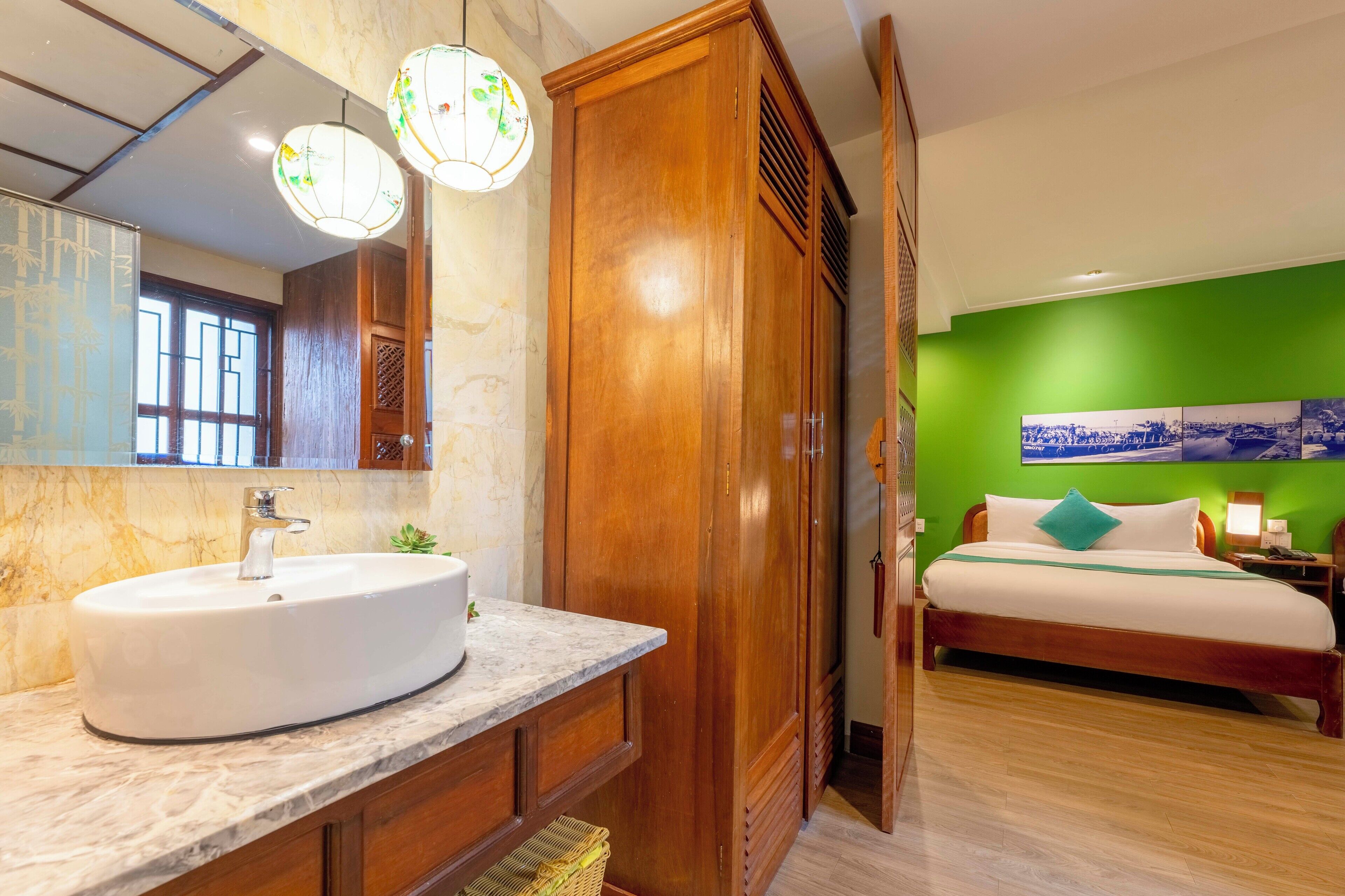family quadruple room | bathroom | shower, free toiletries, bathrobes, towels