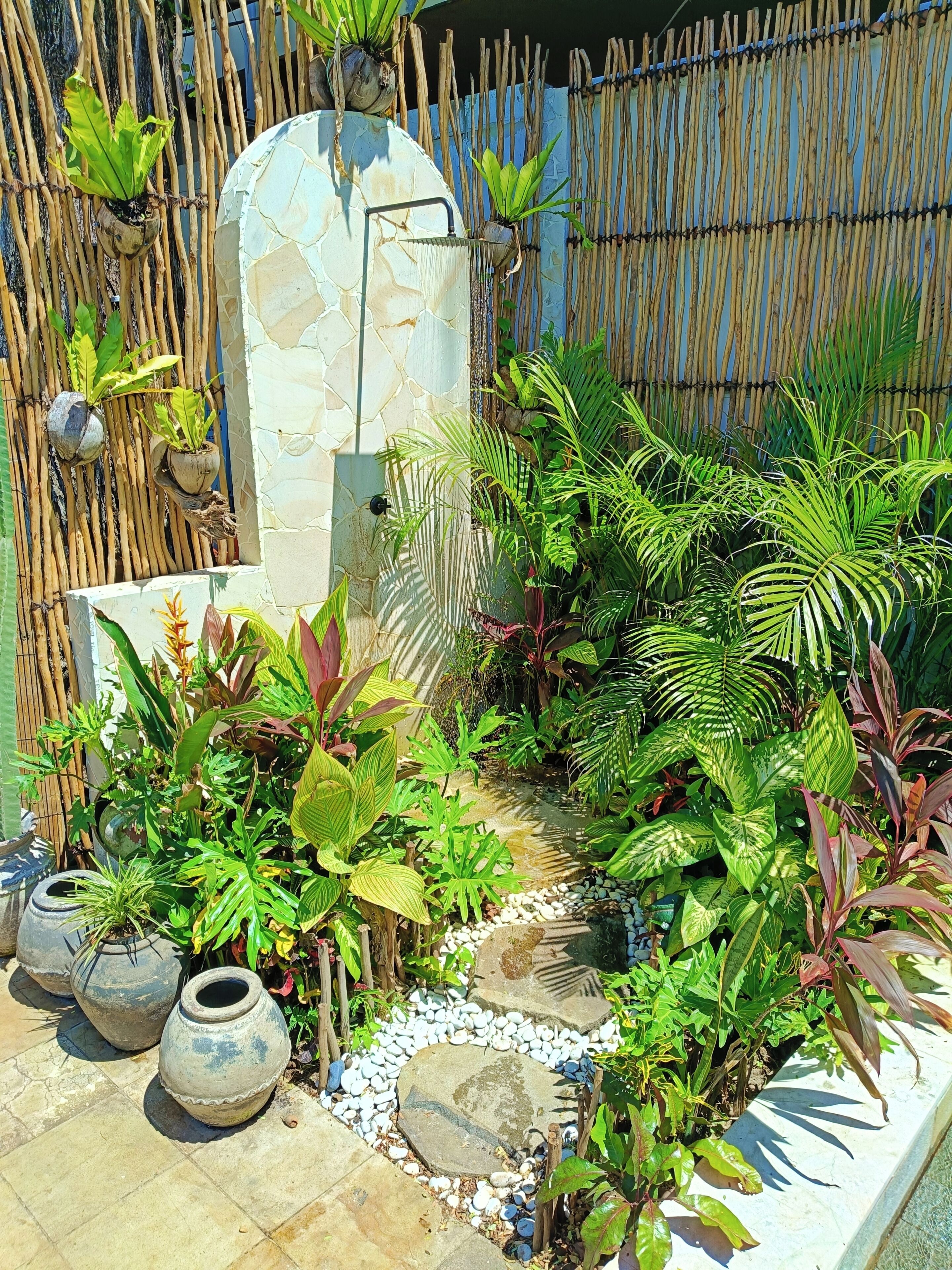 Una piscina al aire libre, sombrillas, sillones reclinables de piscina