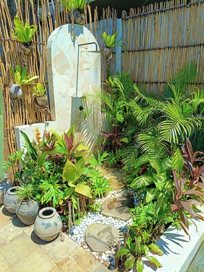 Kolam renang outdoor, dengan payung kolam renang dan kursi berjemur