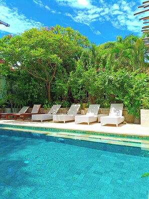 Kolam renang outdoor, dengan payung kolam renang dan kursi berjemur