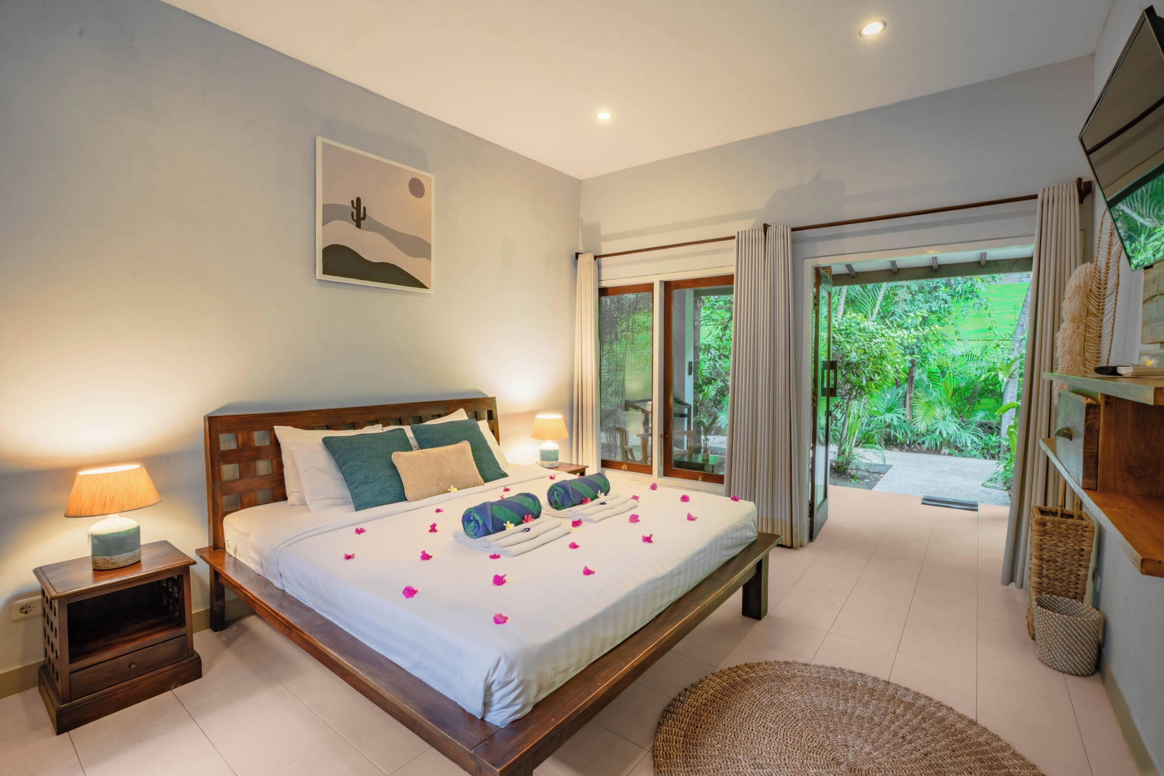 Room, 1 Double Bed, Garden View | Minibar, in-room safe, desk, laptop workspace