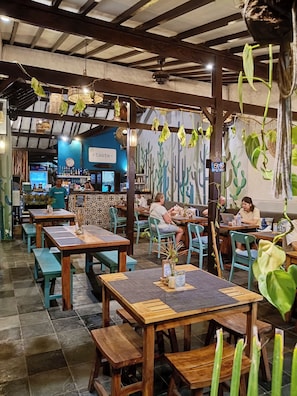 International cuisine, beach views  - Bale Sampan Bungalows (Gili Trawangan)