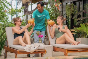 Bangalô luxo, vista para a piscina | Frigobar, cofres nos quartos, escrivaninha
