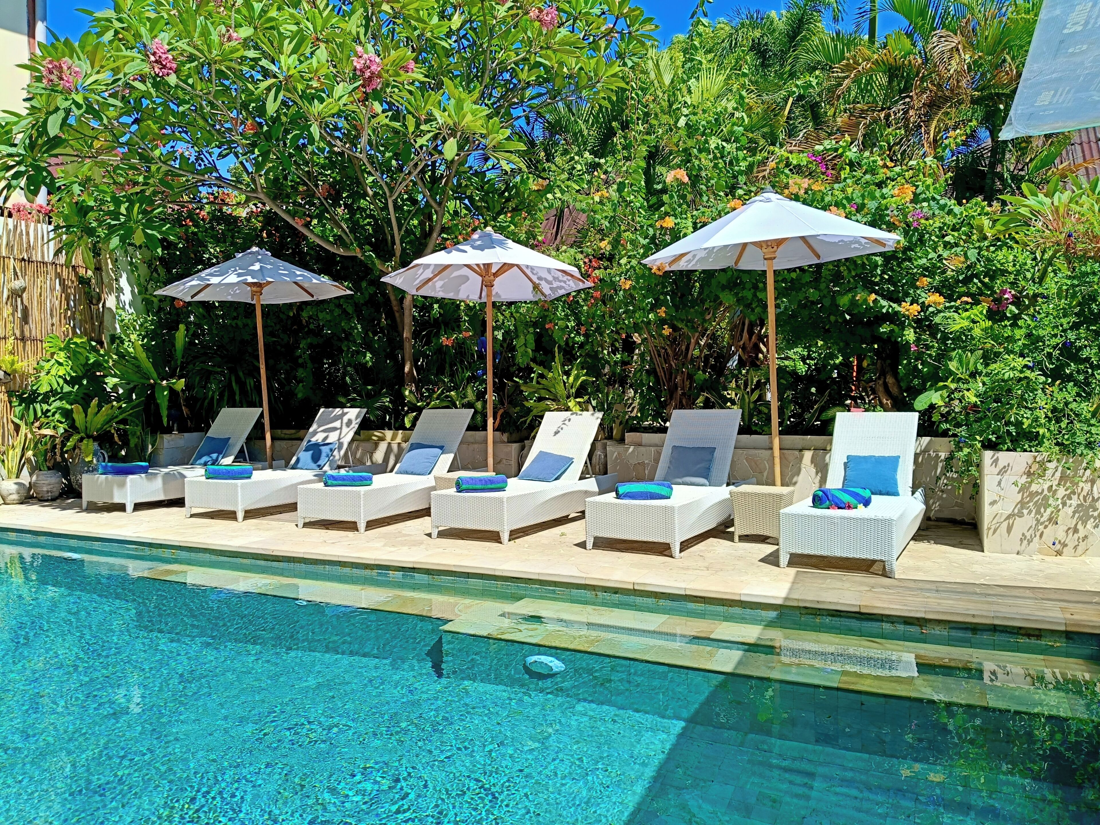 室外游泳池，09:00 至 21:00 开放，池畔遮阳伞，日光浴躺椅