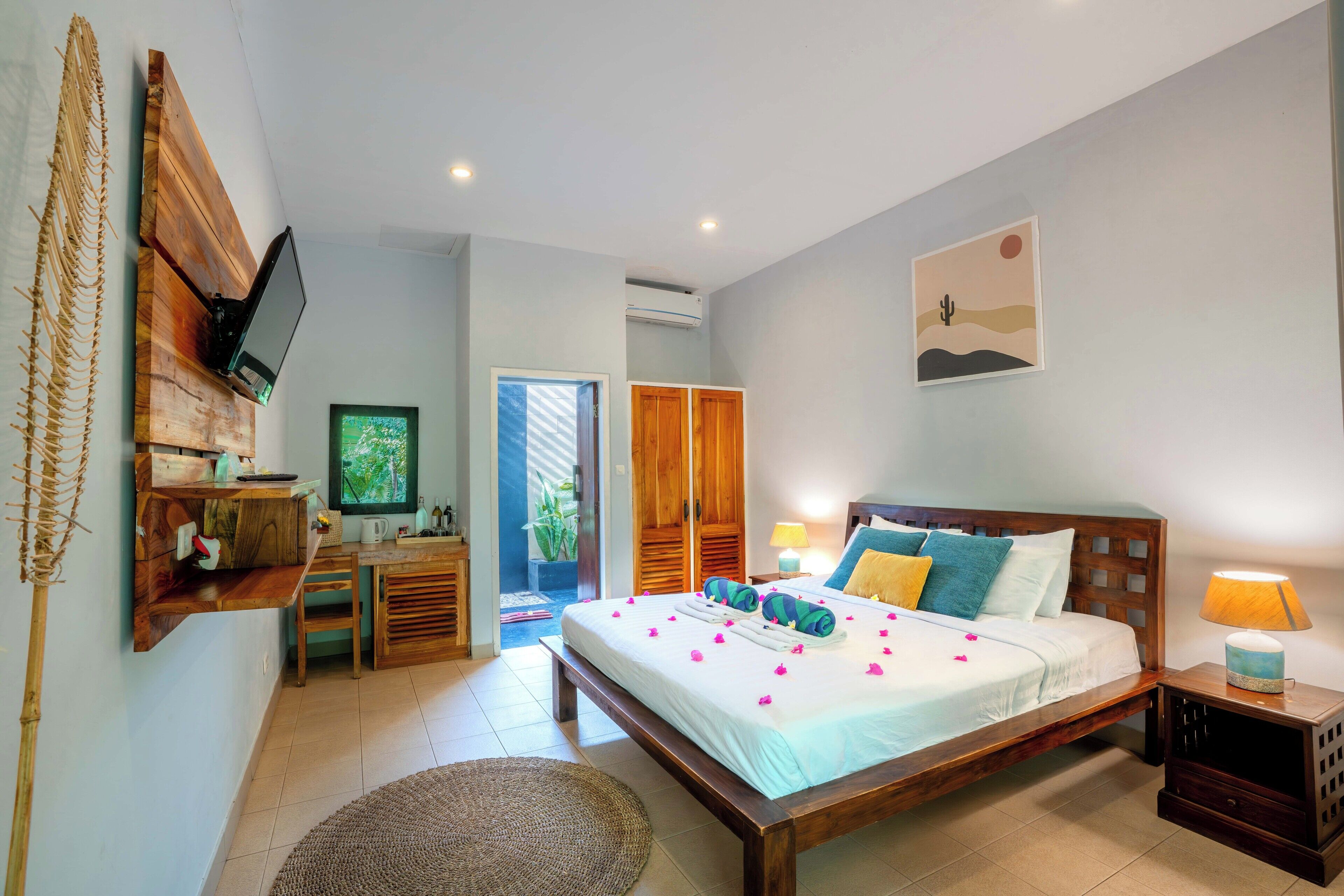 Quarto, 1 cama de casal, vista para o jardim | Frigobar, cofres nos quartos, escrivaninha