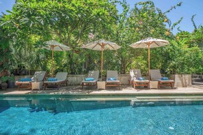 Deluxe-Bungalow, Poolblick | Pool | Außenpool, geöffnet von 09:00 Uhr bis 21:00 Uhr, Sonnenschirme