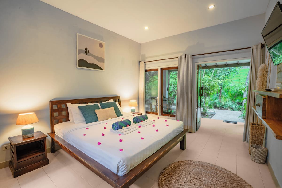 Minibar, in-room safe, desk, laptop workspace