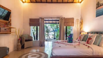 Minibar, brankas, meja kerja, dan ruang kerja ramah laptop