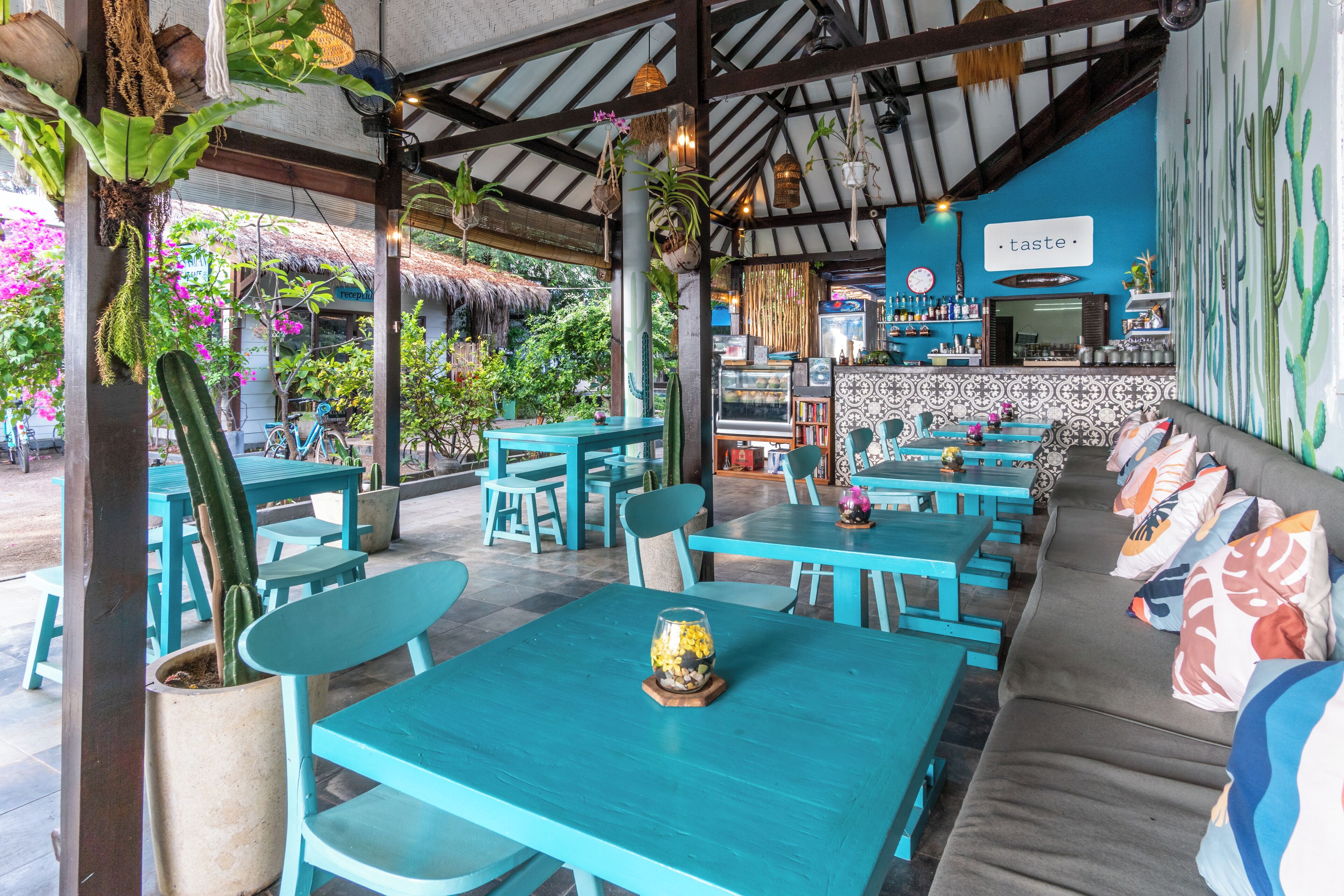 international cuisine, beach views