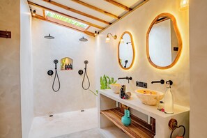 Shower, free toiletries, hair dryer, towels - Bale Sampan Bungalows (Gili Trawangan)
