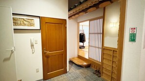 Desk, blackout drapes, iron/ironing board, free WiFi - Japanese Onsen Ryokan Yufuin Tabinokura (Yufu)